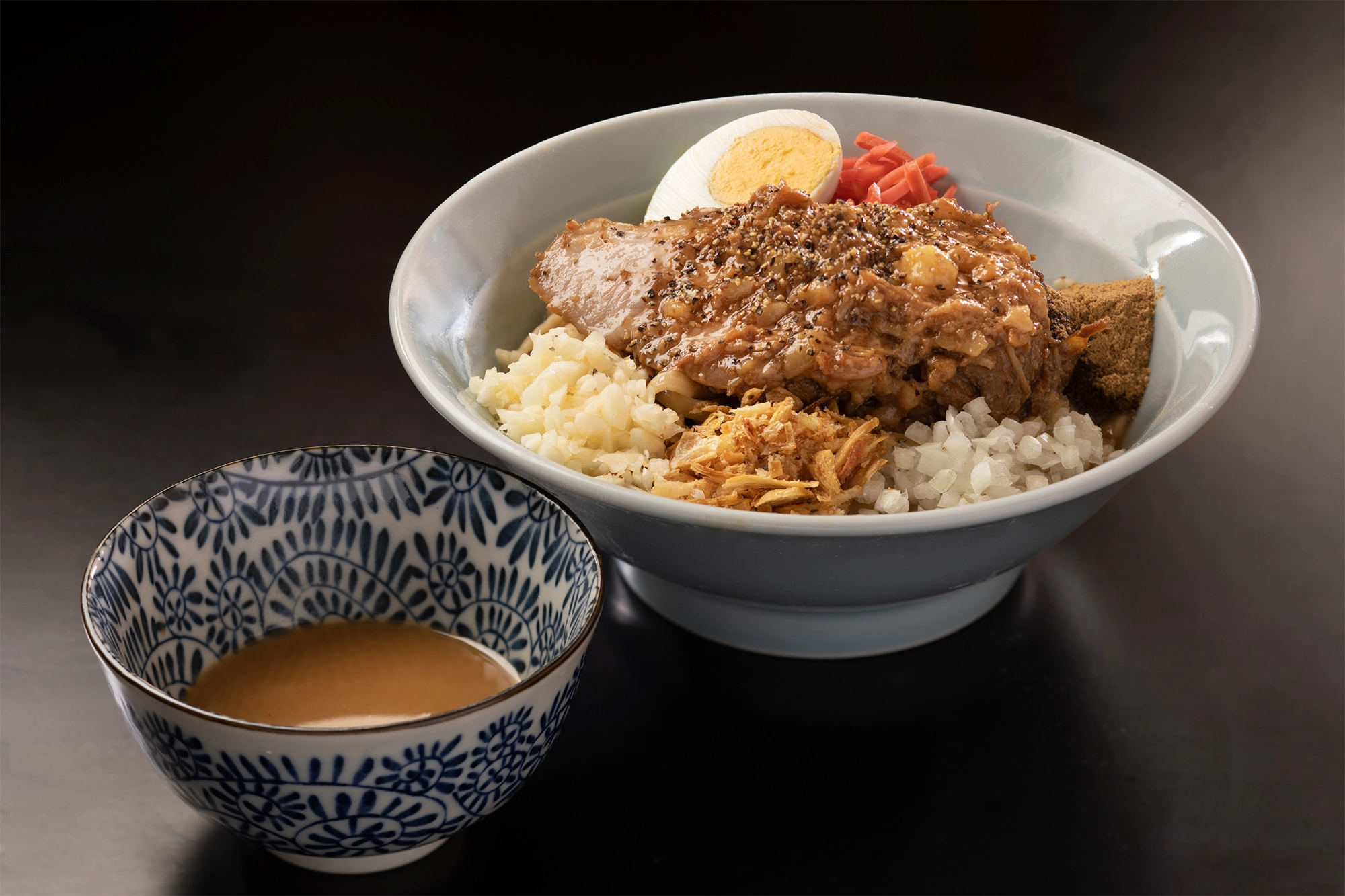 ラーメン富士丸 神谷本店× 中華蕎麦 とみ田 ブタカスアブラソバ（TOKYO-X極悪汁付き）