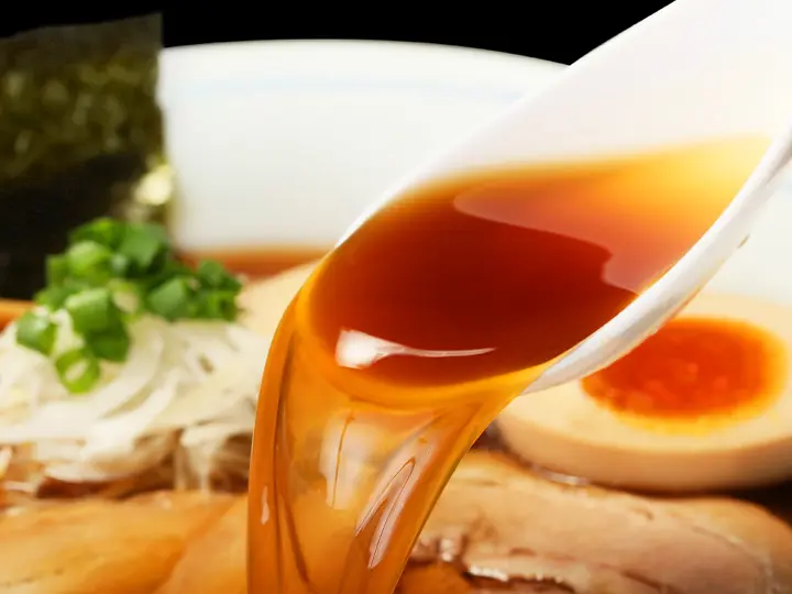 伝統の佐野らーめん特有の手揉みちぢれ麺