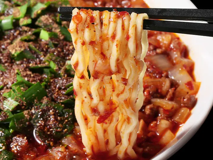 粘度高めのスープを持ち上げる縮れ麺