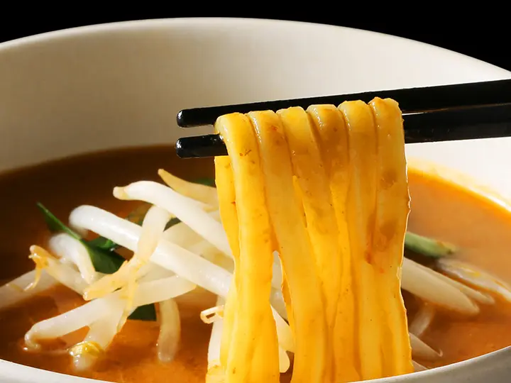 辛味噌スープをしっかりと受け止める、食べ応え抜群のツルムチスクエア太麺！