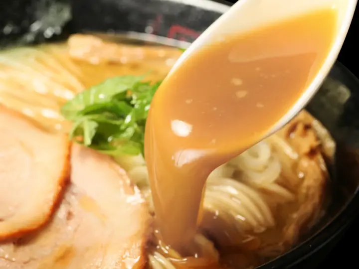 スープは鶏の旨味が高く、臭みがなく、濃厚なのにすっきりとした後味。