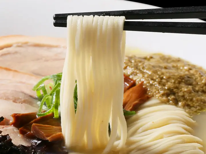 名麺は、滑らかで香り豊かなストレート麺！岩海苔をご家庭で用意してトッピングすれば、更に美味しさアップ！