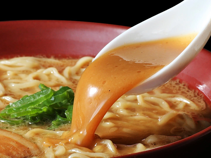 濃厚で香ばしい味噌とスパイスが香る本格的なスープ