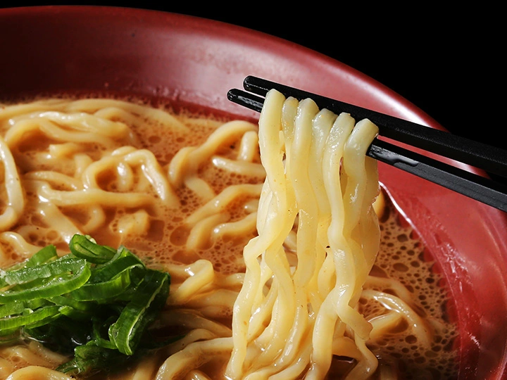 スープと相性抜群のもちもちの縮れ麺